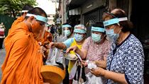 Buddhistit mnii vybraj almunu v thajskm Bangkoku.