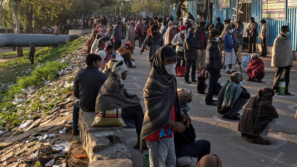 Bezdomovci stojí frontu na jídlo v indickém Novém Dillí.