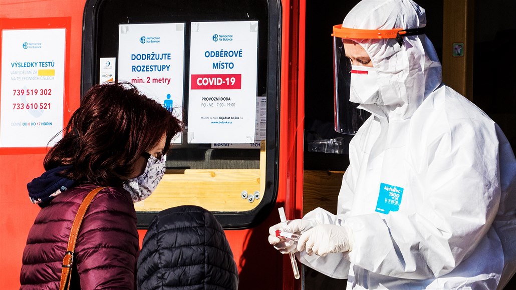 Odbrné místo na testy na koronavirus v Nemocnici Na Bulovce.