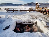 Koupání v termálních pramenech na behu jezera Bajkal