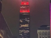 Známý mrakodrap Empire State Building v New Yorku je nasvícen na erveno, ím...