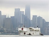 Plovoucí nemocnice USNS Comfort piplouvá do New Yorku.