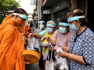 Buddhistit mnii vybraj almunu v thajskm Bangkoku.