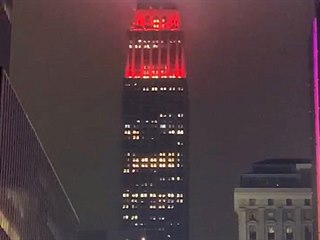 Znm mrakodrap Empire State Building v New Yorku je nasvcen na erveno, m...