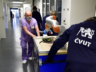 Laboratoř pražské nemocnice Na Bulovce s robotem zvládne testovat až 400 vzorků...