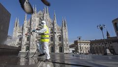 Mu� desinfikuje nám�stí v Milán�.