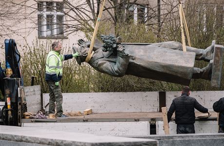 Pracovníci odstraňují sochu Koněva.