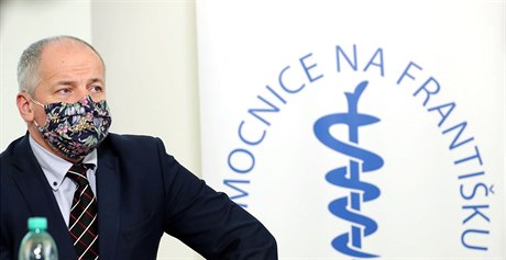 Roman Prymula na tiskov� konferenci Nemocnice Na Franti�ku k p�evzet� senior� s...