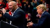 Dana White, v pozad Donald Trump.