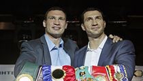 Vitalij a Vladimir Kličkové se svými tituly, zleva: IBO, WBO, WBA, WBC, IBF a...