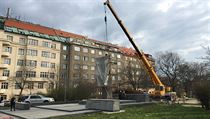 Praha 6 za�ala 3. dubna 2020 r�no odstra�ovat sochu gener�la Kon�va.