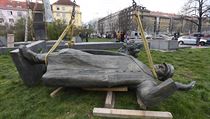 Praha 6 zaala 3. dubna 2020 rno odstraovat pomnk generla Ivana Stpanovie...