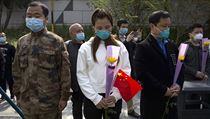 Lidé v čínském Wu-chanu na vzpomínkové akci za oběti koronaviru.