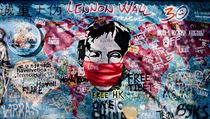 Zeď Johna Lennona na pražské Kampě. Rouška přibyla i slavnému hudebníkovi.