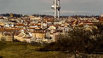 Díky chladnému počasí bylo v pondělí možné sledovat z Prahy zasněžené Krkonoše.