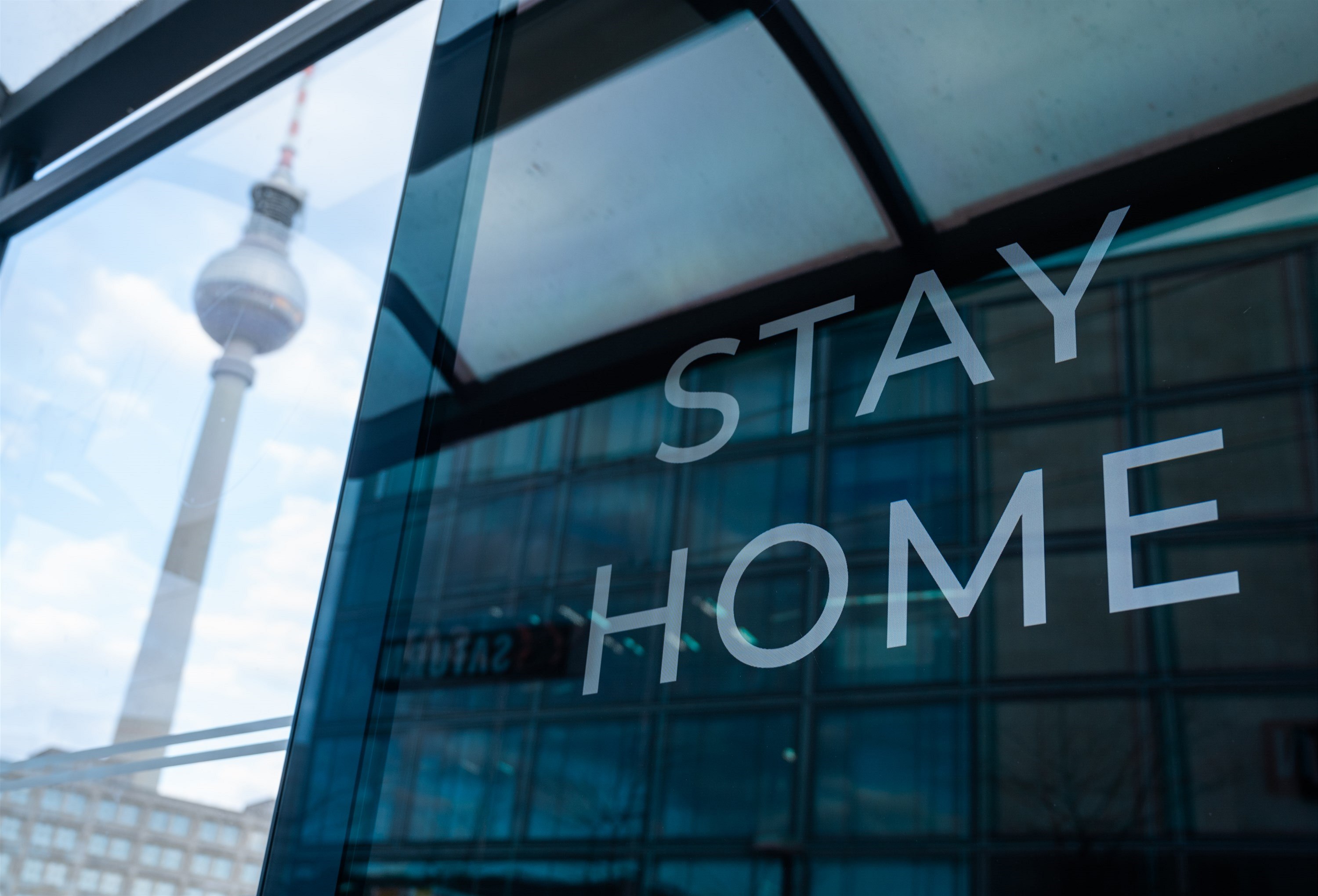 Z�sta� doma, nabádá Berlí�any nápis na nám�stí Alexanderplatz.