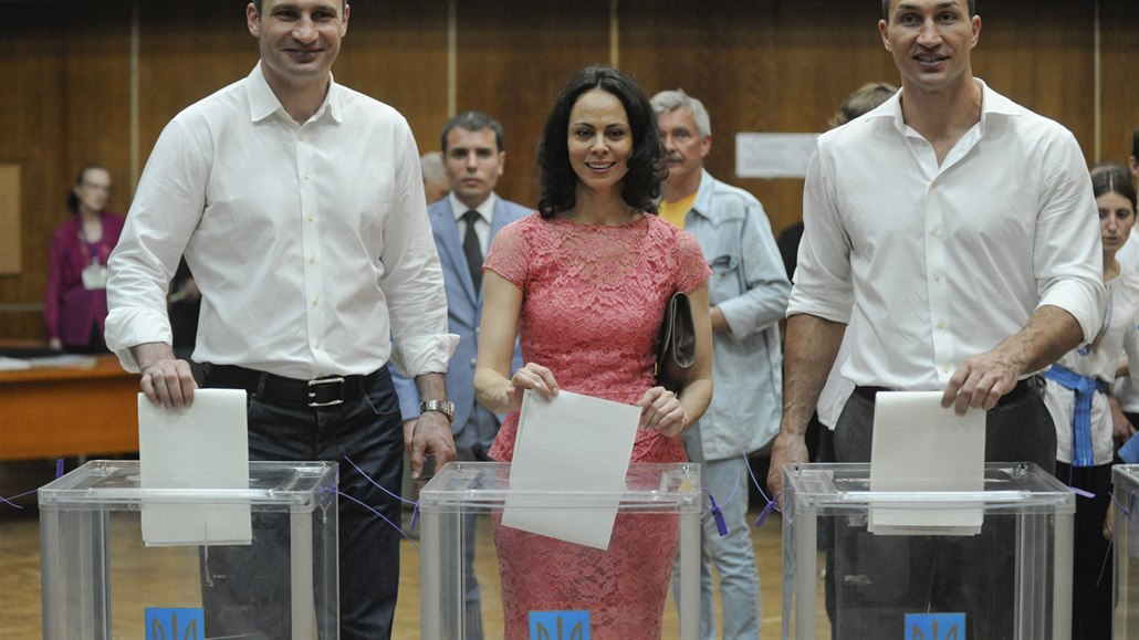 Zleva: Vitalij, jeho žena Natalie a Vladimir u voleb starosty Kyjeva v roce...