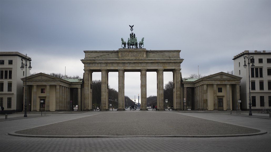 Vylidněné okolí Braniborské brány v Berlíně.