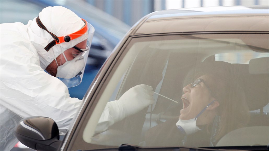 Testy na koronavirus formou drive-in v italském m�st� Giugliano.