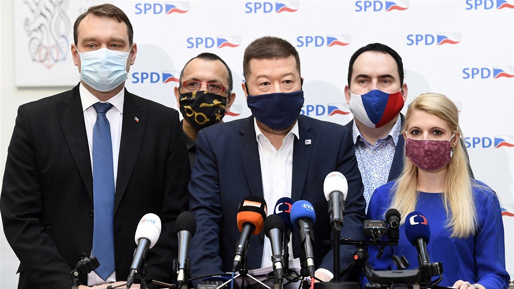 Zleva éf poslanc SPD Radim Fiala, poslanec Jaroslav Foldyna, pedseda SPD...