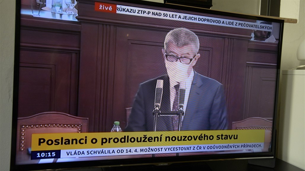 Televizní penos schze Poslanecké snmovny v Praze, která 7. dubna 2020...