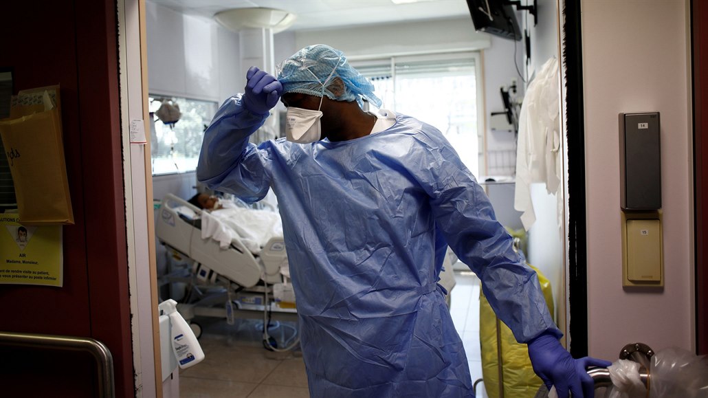 Jednotka intenzivní pée pro pacienty s nemocí Covid-19 v nemocnici u Paíe