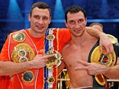 Vitalij a Vladimir KLikové se svými tituly po výhe druhého jmenovaného.