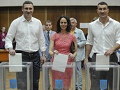 Zleva: Vitalij, jeho ena Natalie a Vladimir u voleb starosty Kyjeva v roce...