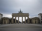 Vylidnné okolí Braniborské brány v Berlín.