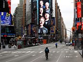Prázdné námstí Times Square na newyorkském Manhattanu, kde nyní úadují...