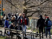 Central Park v New Yorku je i pes koronavirovou pandemii plný lidí.