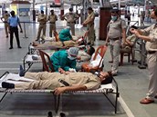 Indická policie ve mst Kalkata se vydala darovat krev, aby nenastal kvli...