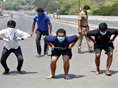 Indická policie nutí dlat depy neposluné obany, kteí zamíili ven bez...