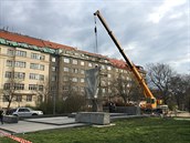 Praha 6 zaala 3. dubna 2020 ráno odstraovat sochu generála Konva.