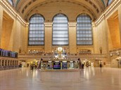 Pravé poledne na vyprázdnném nádraí Grand Central Terminal na Manhattanu v...