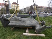 Praha 6 zaala 3. dubna 2020 ráno odstraovat pomník generála Ivana Stpanovie...