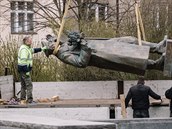 Pracovníci odstraují sochu Konva.