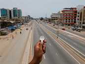 Hodinky ukazující pravé poledne a vyprázdnné ulice ghanského hlavního msta...