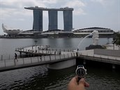 Hodinky ukazují pravé poledne ve vylidnném Singapuru.