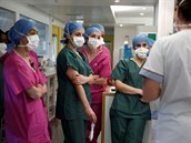 Zdravotnice poslouchají pokyny lékae ohledn nemoci covid-19 v paíské...