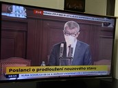 Televizní penos schze Poslanecké snmovny v Praze, která 7. dubna 2020...