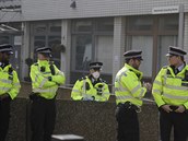 Policisté ped Nemocnicí svatého Tomáe v Londýn, kde se léí premiér Boris...