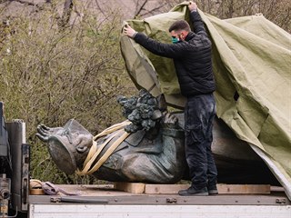 Mstsk st Prahy 6 nechala odstranit sochu marla Konva.