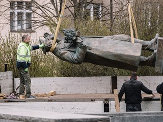 Pracovnci odstrauj sochu Konva.