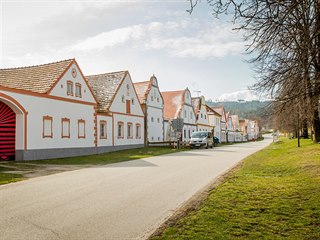 Urit znte njakou vesnici s hezkou nvs, ale jen ta v Holaovicch je zapsan mezi pamtky UNESCO. Pro, kdy vlastn vypad docela vedn a mon znte njakou, kter se t holaovick v lecems...