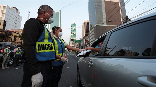 Kontrola doklad� v Panama City. Policie o uplynulém víkendu zadr�ela více ne�...