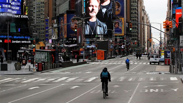 Prázdné námstí Times Square na newyorkském Manhattanu, kde nyní úadují...
