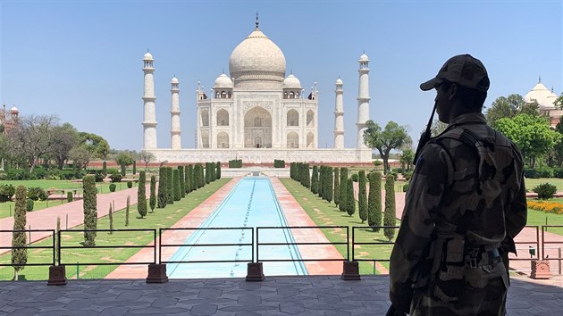 Indická armáda hlídá palác Tád Mahal.