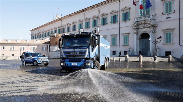 Italská policie dezinfikuje pomocí vodního tanku ulici  v ím.