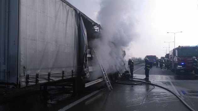 Hoící kamion zablokoval provoz na Praském okruhu smrem k ruzyskému letiti.